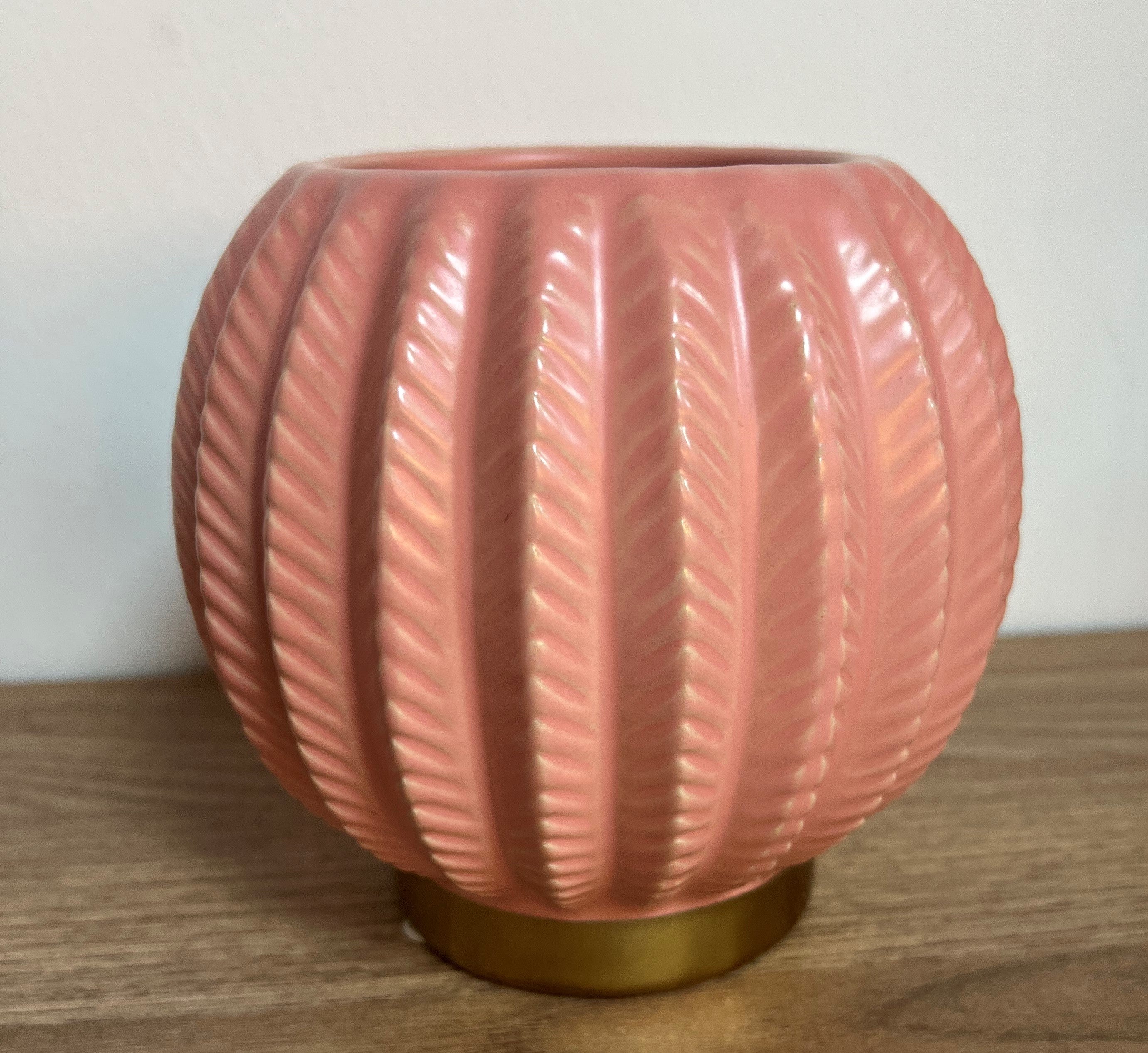 MACETERO DORADO CON ROSADO